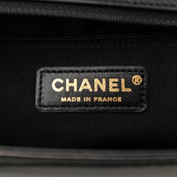CHANEL
Iridescent Glazed Calfskin Quilted Medium Boy Flap Black - Picture 4 of 5